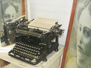 Lehne Voigts Schreibmaschine